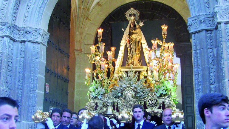 La Virgen del Alcázar pasea por piedras renacentistas