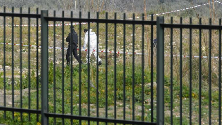 Hallan el cuerpo de un hombre junto a las vías del tren