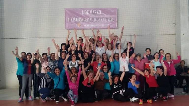Mujeres se ponen en forma con la zumba Mujeres se ponen en forma con la zumba