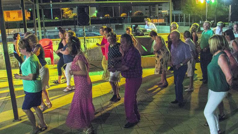 Música en directo bajo las estrellas en la piscina Música en directo bajo las estrellas en la piscina
