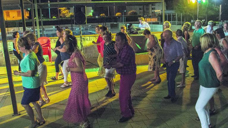 Música en directo bajo las estrellas en la piscina