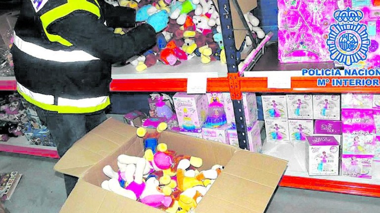 Detenido por vender juguetes falsificados y peligrosos