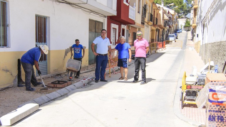 La calle Reyes Católicos se recupera para los peatones