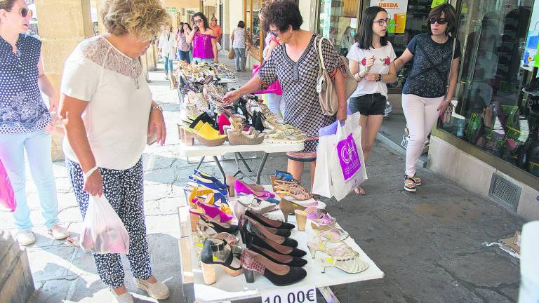 Los percheros “toman” las calles en el Día del Stock