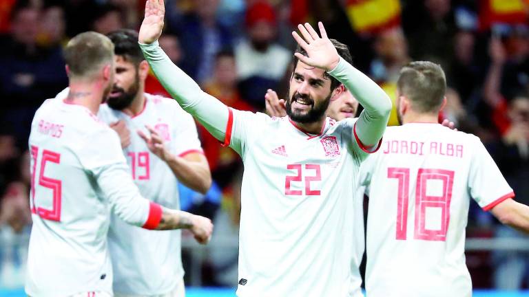 España aplasta a Argentina con un juego coral y un Isco colosal