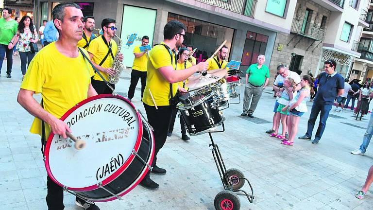 Grupos musicales amenizan la “Shopping Night”