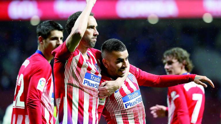 El Atlético evita el alirón del Barcelona al ganar al Valencia El Atlético evita el alirón del Barcelona al ganar al Valencia