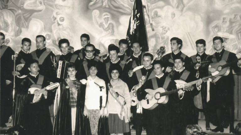 Casi 60 años de alegre música Casi 60 años de alegre música