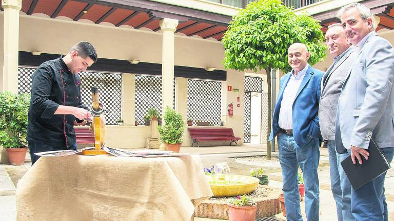 Los mejores cortadores de jamón, en la plaza Vázquez de Molina Los mejores cortadores de jamón, en la plaza Vázquez de Molina