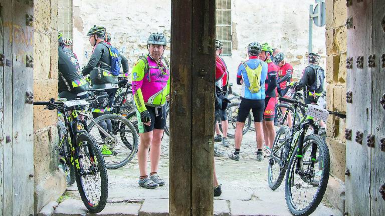 Ruta cicloturista en bicicleta de montaña con carácter solidario