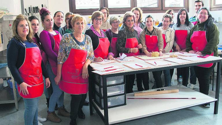 Éxito de participantes durante una clase magistral de repostería