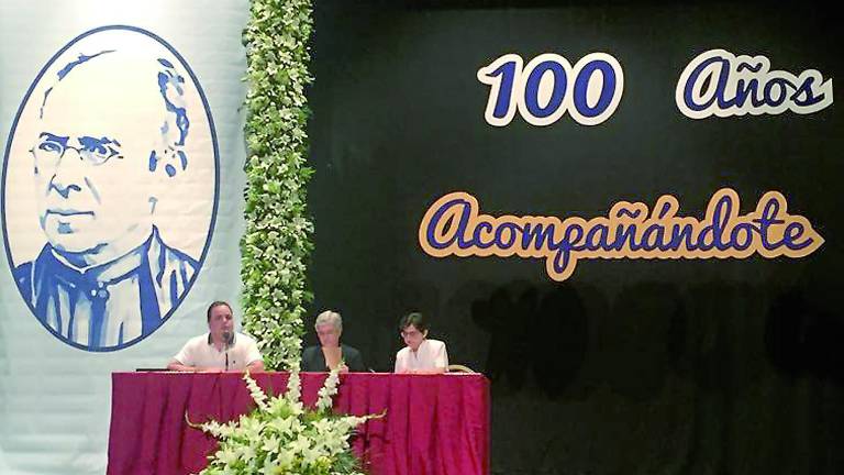 El colegio Divina Pastora reconoce el esfuerzo y labor del Consistorio El colegio Divina Pastora reconoce el esfuerzo y labor del Consistorio