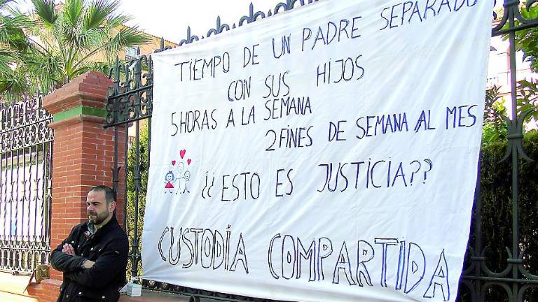 Un padre reivindica la custodia compartida para sus dos hijos