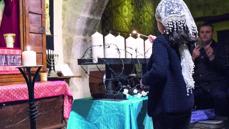 Acto para honrar a las víctimas del holocausto en la Sinagoga