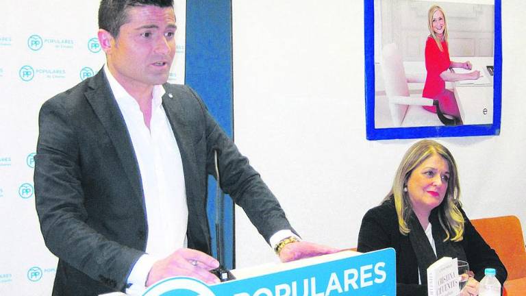 Expectación en la sede del PP por el libro sobre Cristina Cifuentes