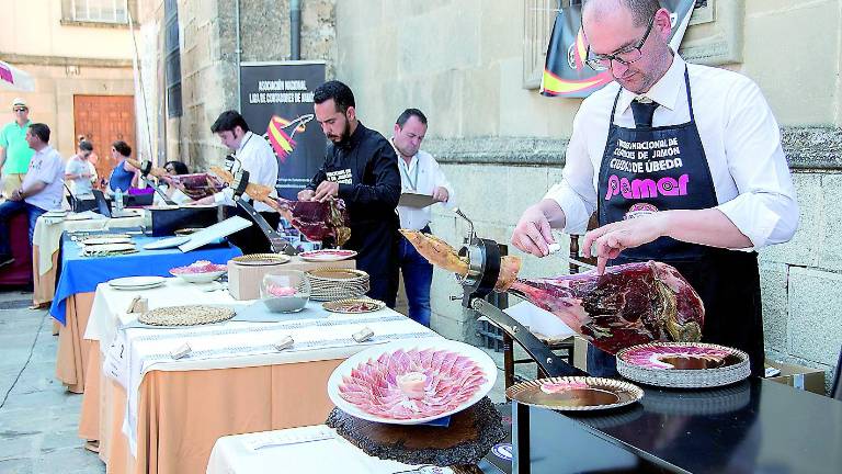 Gastronomía y moda unidas en el concurso de cortadores de jamón Gastronomía y moda unidas en el concurso de cortadores de jamón