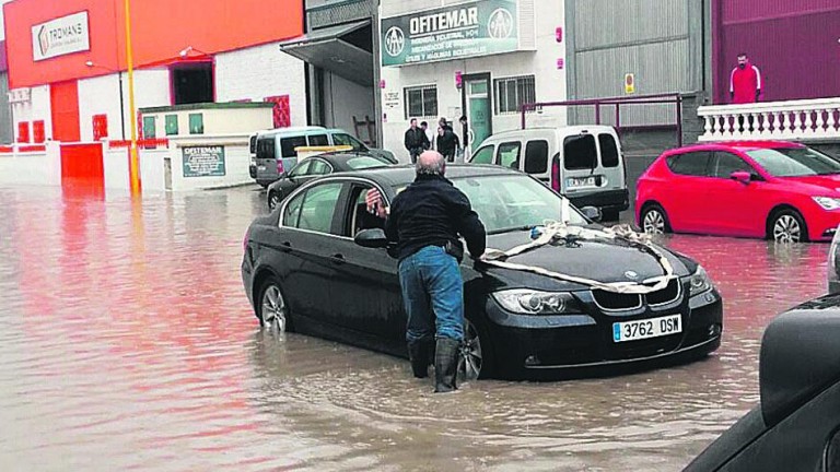 La lluvia vuelve a inundar las calles del polígono industrial