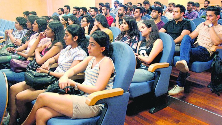 90 estudiantes de India se forman en administración de empresas