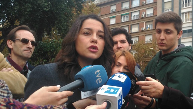 Inés Arrimadas pide protección a Sánchez para los catalanes el 21D
