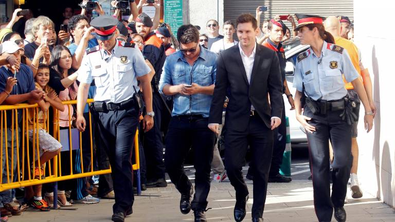 Condenan a Leo Messi y a su padre a 21 meses de prisión por fraude fiscal Condenan a Leo Messi y a su padre a 21 meses de prisión por fraude fiscal