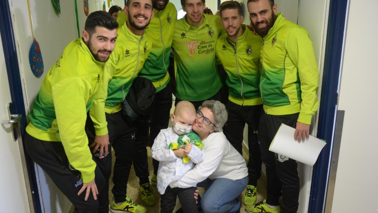 El Jaén FS visita a los niños enfermos del Materno-Infantil