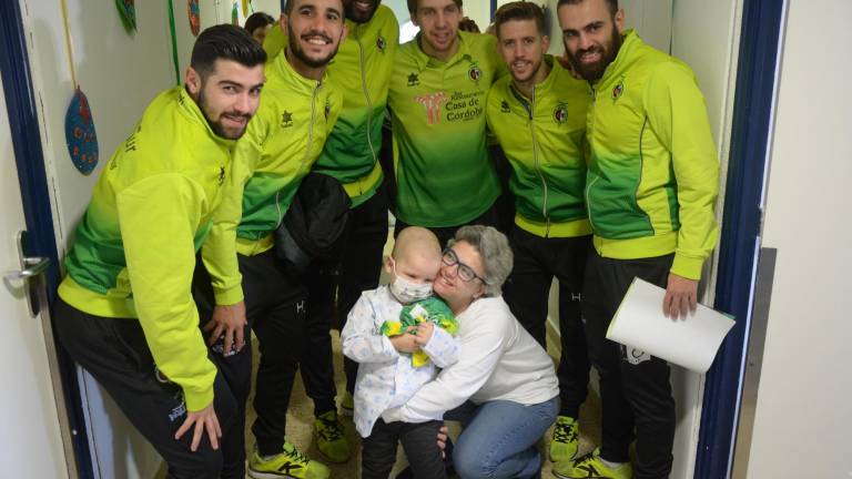 El Jaén FS visita a los niños enfermos del Materno-Infantil El Jaén FS visita a los niños enfermos del Materno-Infantil