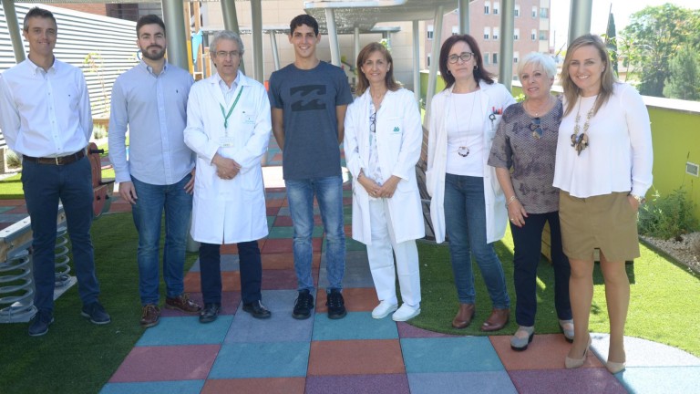 El campeón de España de triatlón visita a los niños con cáncer en el hospital