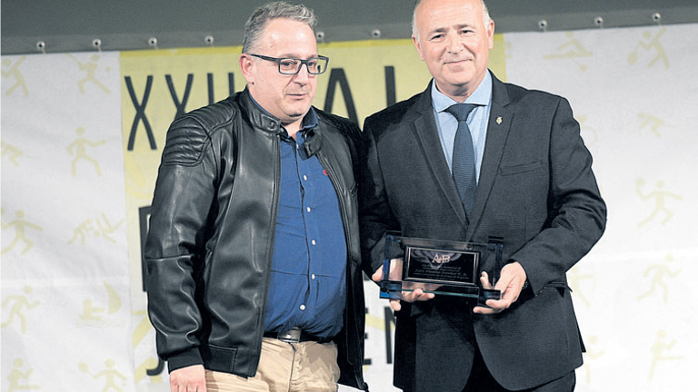 Con logo y sintonía propios Con logo y sintonía propios