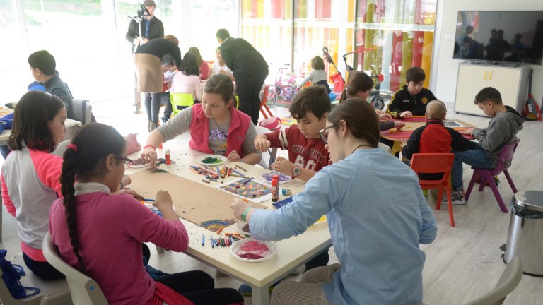 El Hospital de Jaén acoge un taller de pintura para animar a sus pacientes infantiles