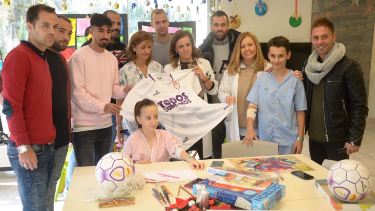 El Real Jaén visita a los menores ingresados en el hospital