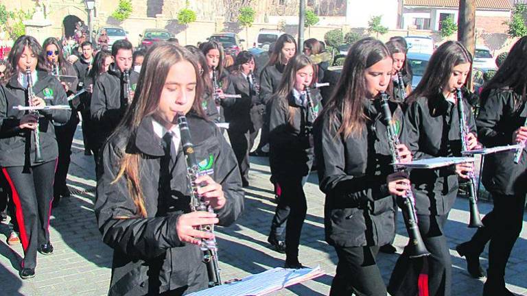Legionarios dan realce a la procesión del patrón Legionarios dan realce a la procesión del patrón