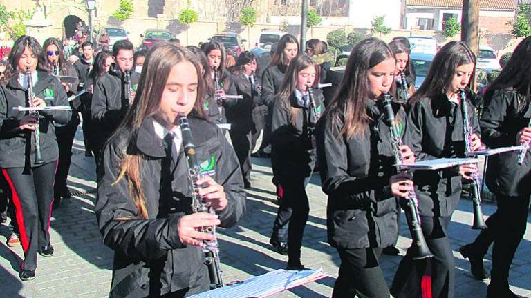 Legionarios dan realce a la procesión del patrón