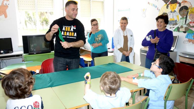El mago Miguel distrae a niños en el hospital El mago Miguel distrae a niños en el hospital