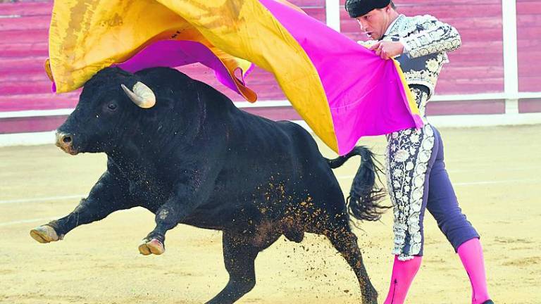 El toreo de Cayetano y Adrián de Torres vence la tormenta El toreo de Cayetano y Adrián de Torres vence la tormenta