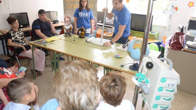 Los pacientes infantiles del Hospital disfrutan de un taller de ingeniería de la UJA Los pacientes infantiles del Hospital disfrutan de un taller de ingeniería de la UJA