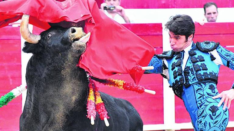 El toreo de Cayetano y Adrián de Torres vence la tormenta El toreo de Cayetano y Adrián de Torres vence la tormenta