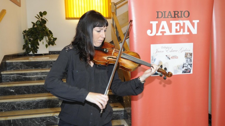 Los mágicos sones del violín de Jeshyca Ruiz embrujan la Sala 75 Aniversario
