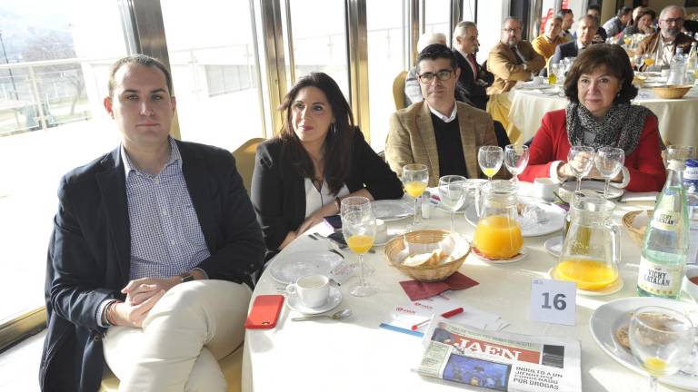 Los asistentes al acto Los asistentes al acto