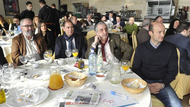 Los asistentes al acto Los asistentes al acto