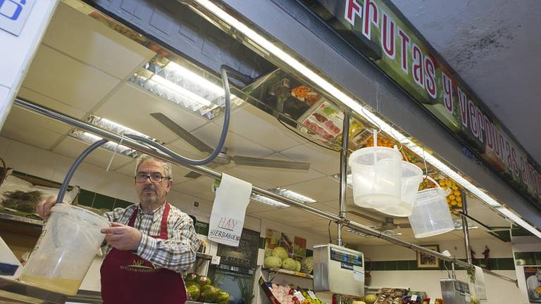 Un frutero, en liza con las goteras Un frutero, en liza con las goteras