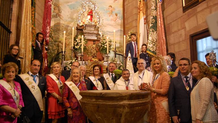 Fiesta con banderas y caballos Fiesta con banderas y caballos