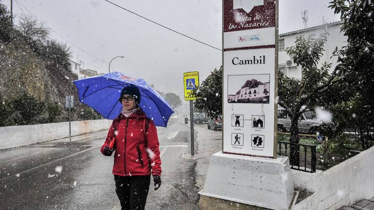 La nieve obliga a circular con cadenas en diez vías La nieve obliga a circular con cadenas en diez vías