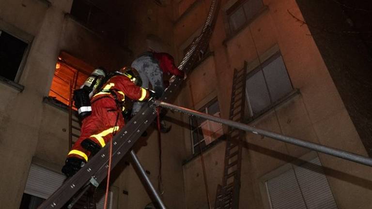 Al menos diez muertos en un incendio en un edificio de París Al menos diez muertos en un incendio en un edificio de París
