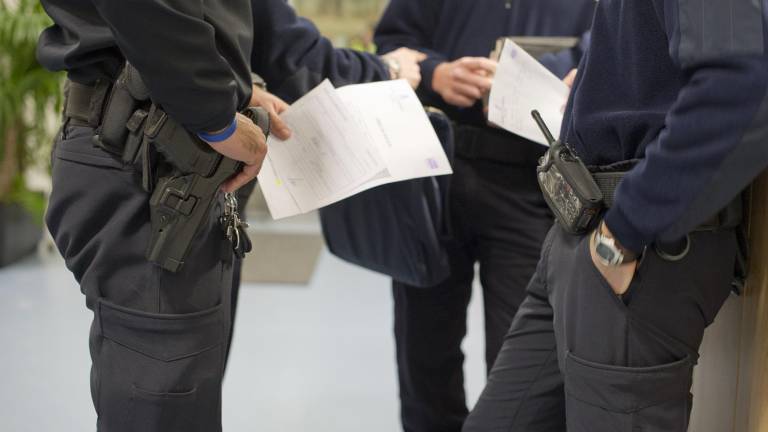 Tres detenidos por insultos y agresiones a policías locales Tres detenidos por insultos y agresiones a policías locales
