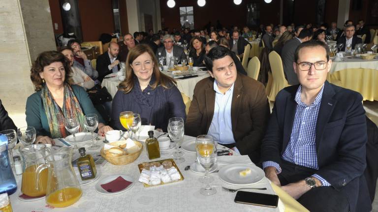 Los asistentes al acto Los asistentes al acto
