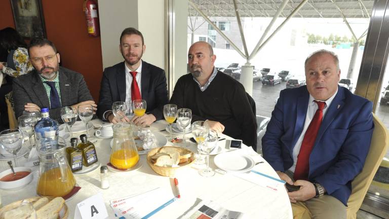 Los asistentes al acto Los asistentes al acto