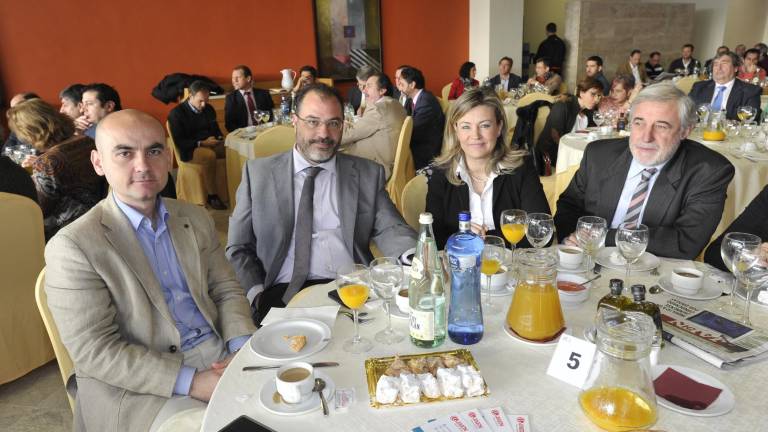 Los asistentes al acto Los asistentes al acto