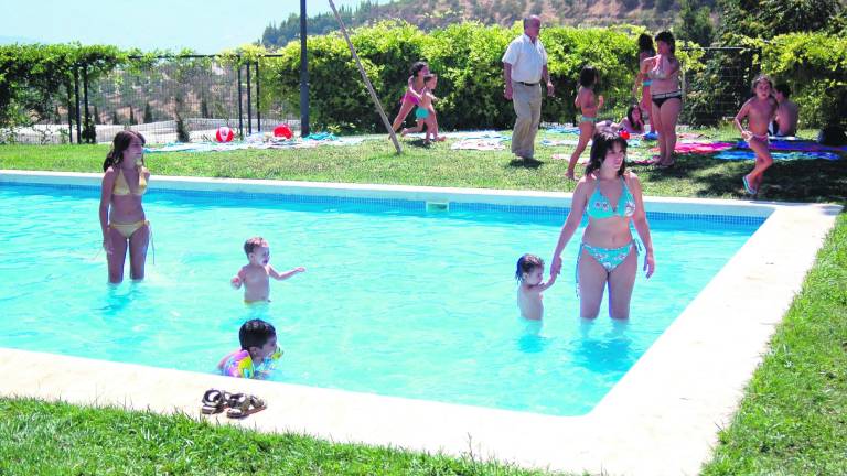 Vecinos se concentran en la piscina del Tomillo Vecinos se concentran en la piscina del Tomillo