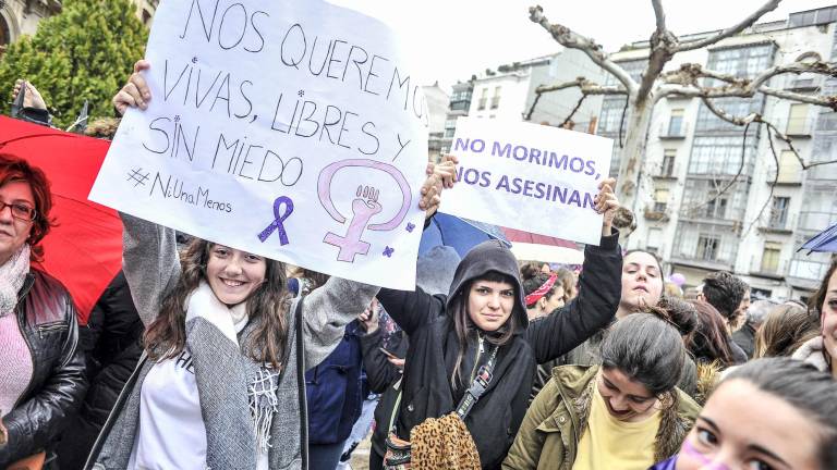 Voces unidas en una protesta contra la violencia a la mujer Voces unidas en una protesta contra la violencia a la mujer