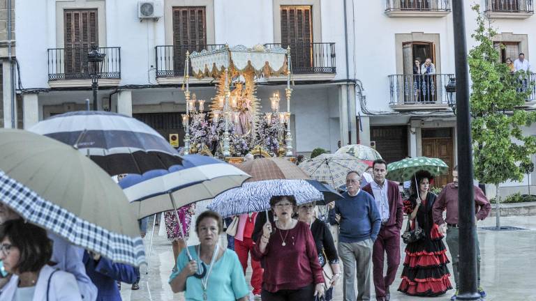 Con Paraguas también se disfruta el día grande de feria Con Paraguas también se disfruta el día grande de feria